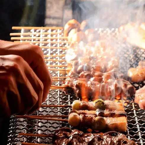 備長炭で焼き上げた、外はカリッと中はジューシーな炭火串焼き!
