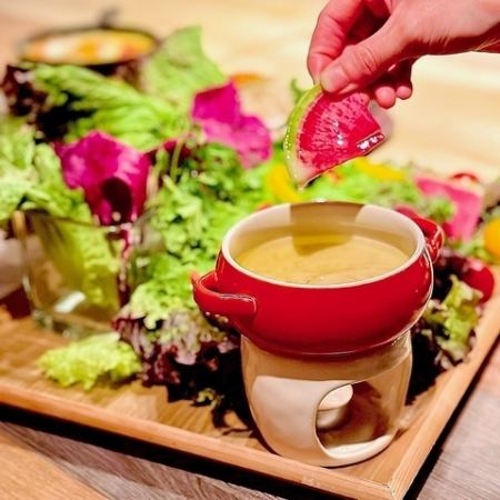 The perfect plan for a girls' night out with 10 types of bagna cauda that change daily♪