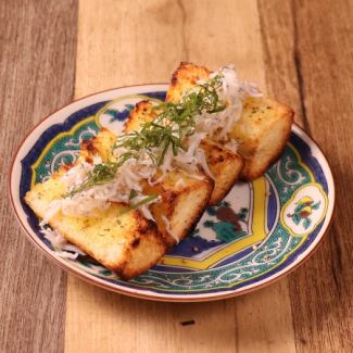 シラスと大葉のやみつきガーリックトースト