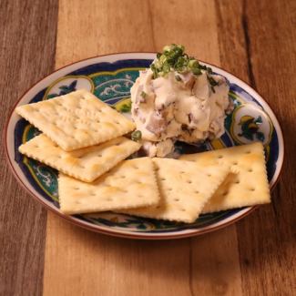 いぶりがっこクリームチーズ　クラッカー添え