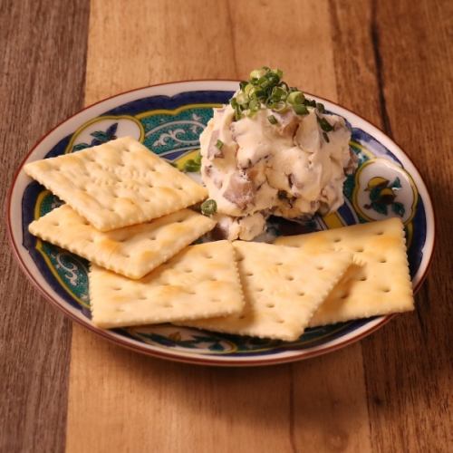 いぶりがっこクリームチーズ　クラッカー添え