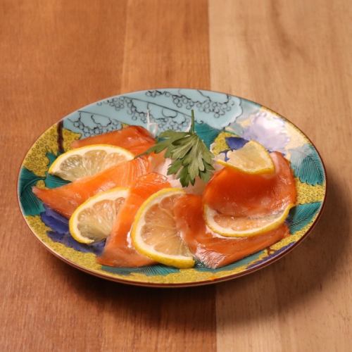サーモンのカルパッチョ　レモン醤油風味