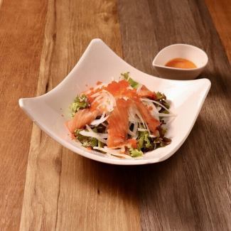 サーモンのシラチャーマヨサラダ　とびこがけ