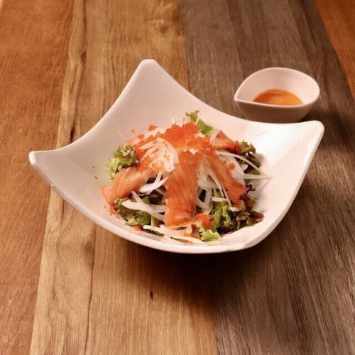 サーモンのシラチャーマヨサラダ　とびこがけ