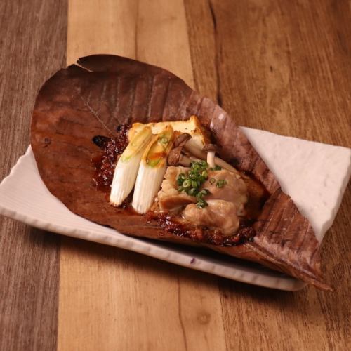 鶏とキノコと厚揚げの朴葉焼き　肉味噌仕立て