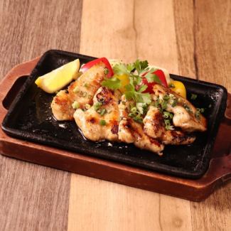 国産鶏胸肉のレモンペッパー焼き