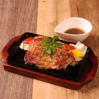 鶏モモ肉の鉄板焼き　香味ソース添え