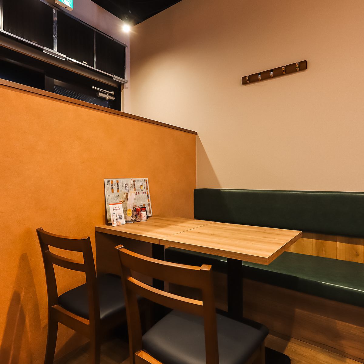 賑やかな居酒屋で、美味しい料理とお酒に囲まれゲストも大満足！