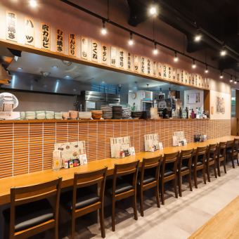 お一人様でも気軽に立ち寄れる、居心地の良いカウンター席。目の前で調理される料理を眺めながら、自分のペースでお酒と料理を楽しめます◎「一杯だけ」「軽く食べて帰りたい」そんな日にもおすすめ。日常の延長として使える、ふらっと立ち寄りたくなる特等席です。