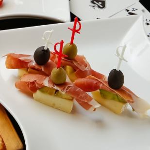 Camembert Pintxos 配火腿和鳄梨