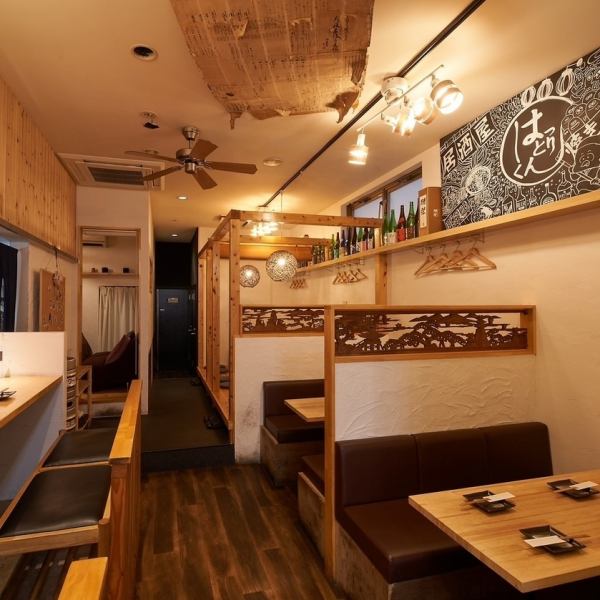 [Shinsaibashi x Amemura x Chic] 2 minutes walk from Shinsaibashi Station OPA exit ♪ A warm wooden exterior that suddenly appears in the city.The interior of the restaurant has been carefully designed to create a calm and stylish space. The seating area has been designed with the space and comfort of each seat in mind, creating a homely atmosphere. You can enjoy your drinks and food as time passes slowly.