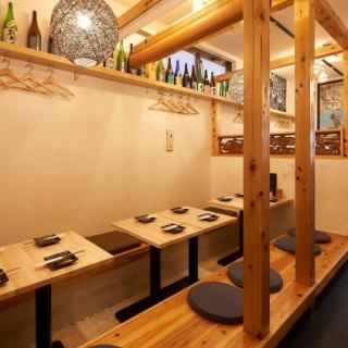 A stylish semi-private room with sunken kotatsu seats with a calm atmosphere.We have 3 seats for 4 people.(Available for up to 12 people)