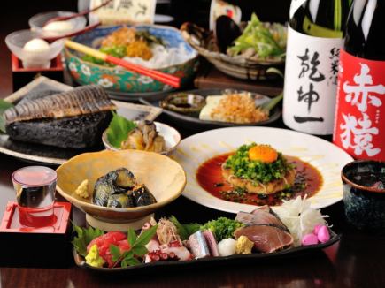 《Misaru套餐》…赤猿特产！仙台牛和鲣鱼的稻草烤11道菜+店内无限畅饮的酒，包括50种当地酒！