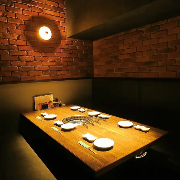 個室有り！落ち着いた雰囲気の店内。デートや接待、ご夫婦でのお食事や家族団らんにもぜひご利用ください。