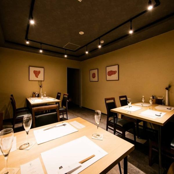 [Table seats are recommended for those who want to relax and enjoy] The table seats in the back of the store can accommodate up to 12 people.It can be used for people who want to enjoy themselves slowly without worrying about the eyes, or for banquets.