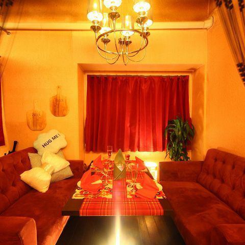 ソファで落ち着く個室空間。隣合っても楽しいカウンター席も♪