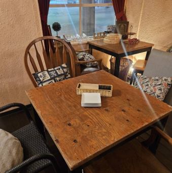 １階テーブル席は当店の雰囲気を楽しめるオススメの空間です。温かみのあるお洒落な北欧のお家を満喫できます。