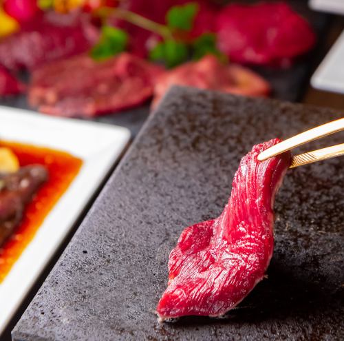 在肉吧享用熔岩盘上的烤肉
