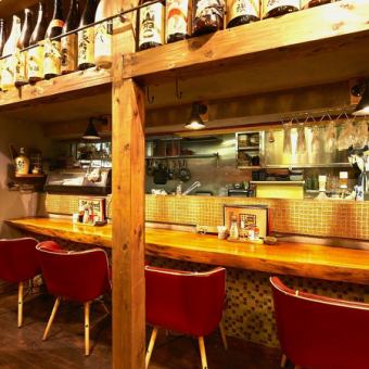目の前で調理風景を見ながらお食事をお楽しみいただけるカウンター席もございます。ウッド調の落ち着いた空間で、デートや記念日など大切な人との時間をお過ごしいただくのにぴったりなお席です。もちろんお一人様でゆっくりとお食事をお楽しみいただくことも可能な隠れ家風居酒屋です★