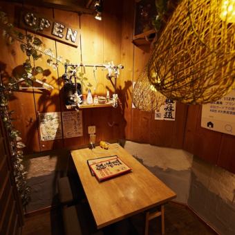 【成田駅2分・飲み会にも便利です♪】各個室席の上部に設置している簾をおろせば、半個室風のお席としてもご利用いただけます。最大18名様までご利用可能！成田市の居酒屋なら「豚に真珠」で★