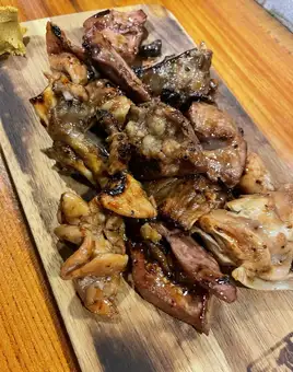 新鮮烹調的烤豬肉串（烤豬肉串） - 5 種推薦的混合烤肉。