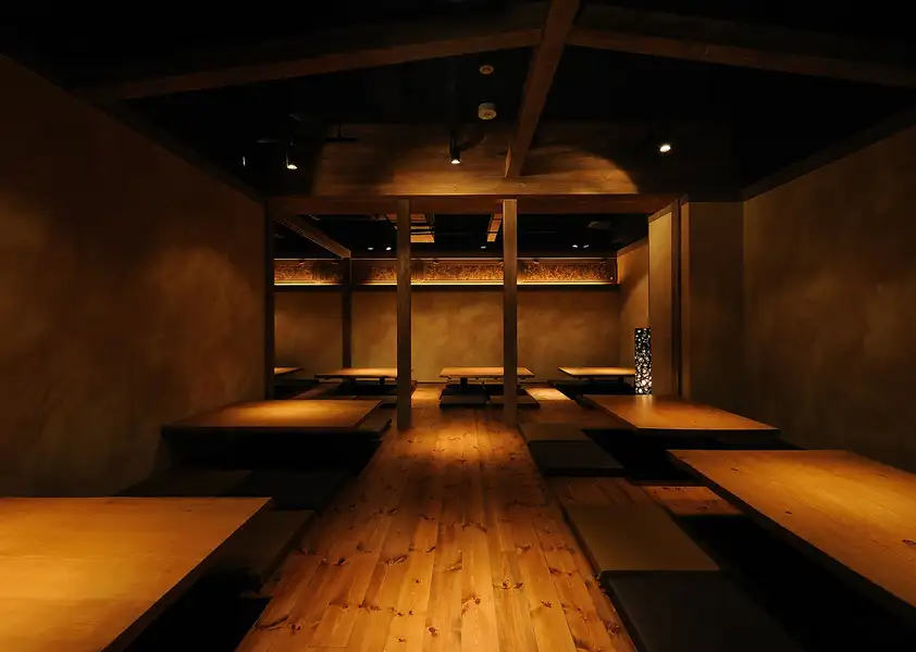 足を伸ばしてほっこり寛げる掘りごたつ席は、少人数宴会にも大人数宴会にも◎ホッと落ち着ける雰囲気です。