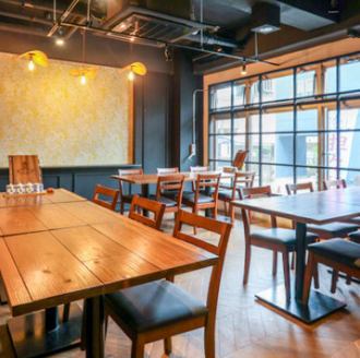 ランチ時には大きな窓から入る光で明るい店舗でこだわりの食事を楽しめる事ができます。テーブルや椅子の配置も人数に合わせて組み合わせ出来ますのでご相談ください。