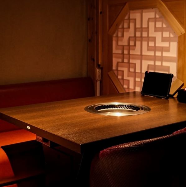 【プライベート感満点の個室空間◎】最大6名様までご利用いただける個室は、周囲を気にせずお食事やご歓談を楽しめる特別な空間。親しい方々と集まって楽しむ女子会や記念日のお祝いパーティーはもちろん、ビジネスシーンなどの大切なゲストをおもてなしする場としても最適。さまざまなご会食の席としてご活用ください！