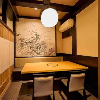【テーブル個室】お食い初めや一升餅、子供の日や母の日のお祝いなど、甲羅本店の上質な個室をご利用ください。