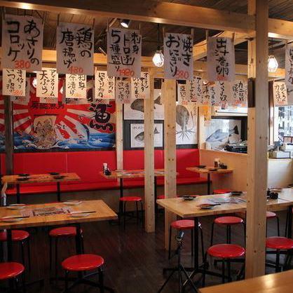 【テーブル席】壁面には漁師さんが仕留めた魚の魚拓が並びます♪その大きさに驚くこと間違いなしですが、栄養豊富な房総の海だからこそここまで大きく美味しく育つのです！