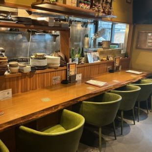 1名様大歓迎！カウンター席でごゆっくりお食事をお楽しみください。スポーツ観戦もお楽しみいただけます。