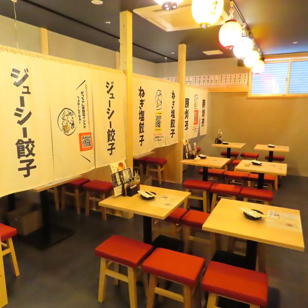 Banquets can accommodate up to 98 people. Nostalgic interior with a Showa-era feel. The Showa-era retro interior is also carefully designed.The atmosphere of an ``old-fashioned pub'' is a comfortable space where anyone can stop by.