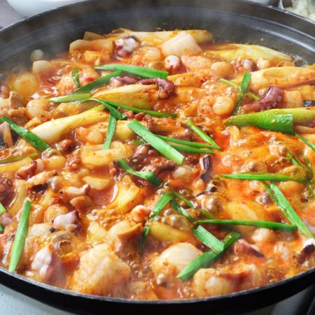 Authentic Korean hotpot that's trending right now! Famous Busan-style nagkopse course [4,500 → 4,000 yen] 120 minutes with all-you-can-drink included♪