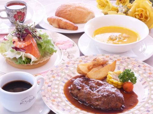 Popular ☆ Parisian lunch!