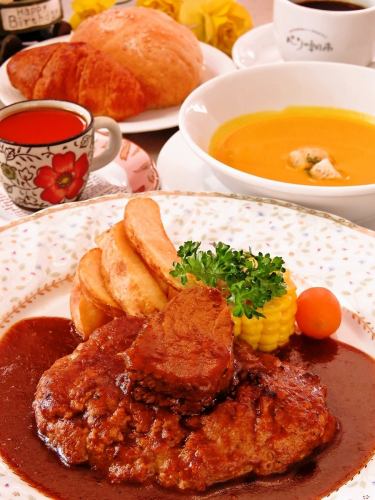 Hamburg steak & beef stew retro lunch! 2,200 yen for 5 items ⇒ 2,000 yen (tax included) when using a coupon