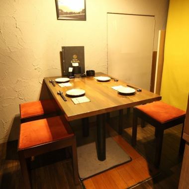 我們提供適合各種場合的桌椅，可容納 2 人、4 人、6 人和 8 人。無論您是想小酌一杯還是舉辦宴會，我們都能為您安排桌位！我們也提供榻榻米座位，如有任何關於預算或座位需求的疑問，請隨時與我們聯繫。