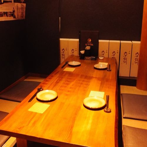 「個室完備」の落ち着いた店内