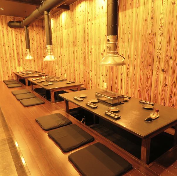 ≪ Spacious digging table seat ◎ Floor charter can accommodate up to 20 people! ≫ The digging table seat is a spacious space with a high ceiling.Enjoy delicious Yakiniku in a clean, wood-grained, calm interior.