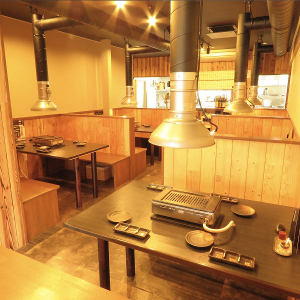 ≪Relaxed Yakiniku at the table seat≫ You can enjoy Yakiniku at the large table.You can use it with your family, on a date, with friends, at a banquet...Please feel free to make a reservation.