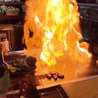 カウンター席は迫力満点!