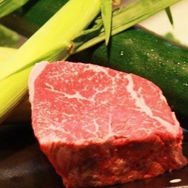厳選黒毛和牛 塩わさびと岩塩プレートでどうぞ。