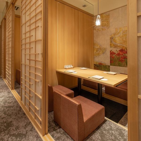 [Open and relaxing space ♪] The modern and stylish interior can accommodate a small number of people up to 40 people ♪ It is also recommended for medium to large-scale company banquets and large banquets.Please fully enjoy our proud creative Japanese cuisine in a higher-quality relaxing space.