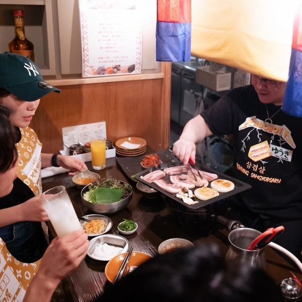 从小仓站步行两分钟即可到达！从五花肉到韩式内脏锅、汤锅、小吃，种类丰富。无论您是否是韩餐爱好者，都可以在这家居酒屋尽情享受！