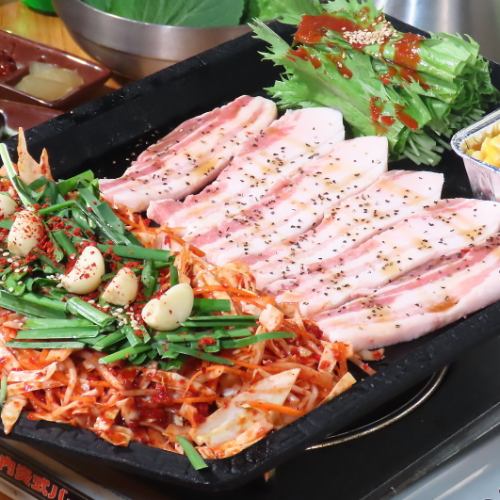 Popular dishes include samgyeopsal and special offal hotpot! We also have other delicious dishes ♪