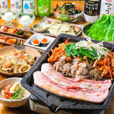 【顧客滿意度第一名】含120分鐘暢飲 ◆ 招牌菜升級豪華版 ★ 包含烤五花肉在內的8道菜，僅需6000日元