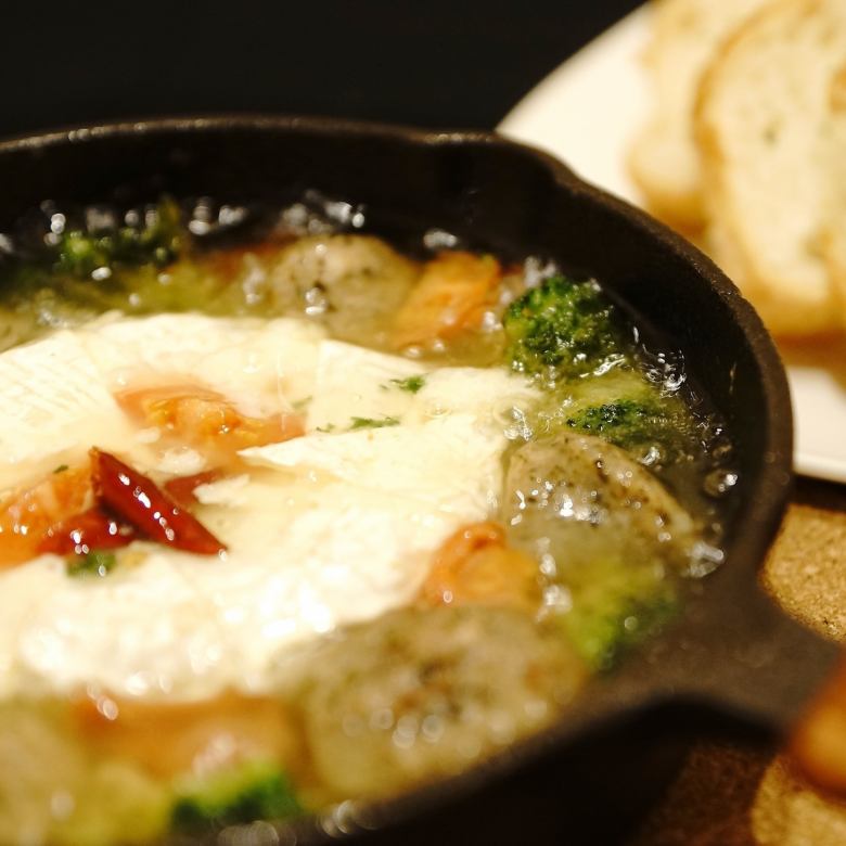 まるごとカマンベールとハーブフランクのアヒージョ