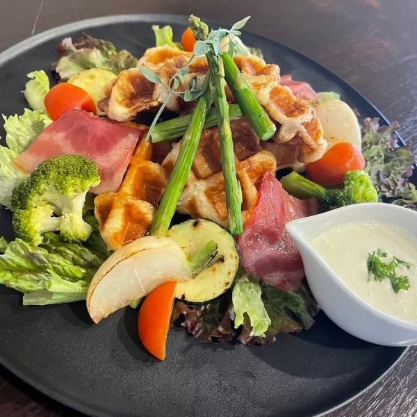 旬野菜とベーコンのクロッフル