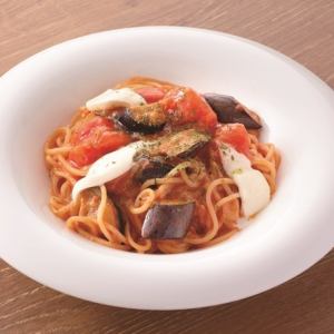 Hot-boiled tomato and eggplant tomato sauce with mozzarella