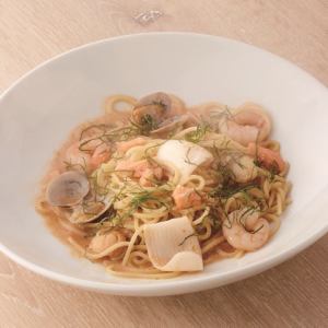 Scorched mentaiko soy sauce with fresh seafood, chopped perilla