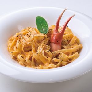 Tagliatelle with creamy club sauce with grilled crab claws